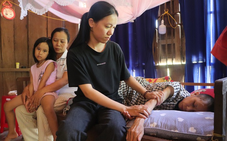 Mỗi bước chân đều mất thăng bằng, không cha và vắng mẹ nhưng 3 lần là học sinh giỏi tỉnh Quảng Trị, đậu ĐH Ngoại thương - Ảnh 5.
