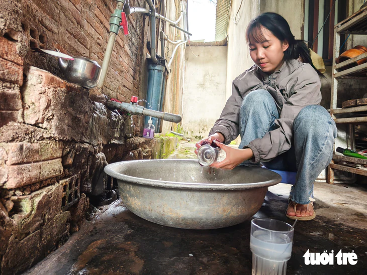 Nữ sinh Krông Pa bốc xếp hàng từ chiều tối đến tinh mơ, không còn cha mẹ, tự tiến vào đại học - Ảnh 1.