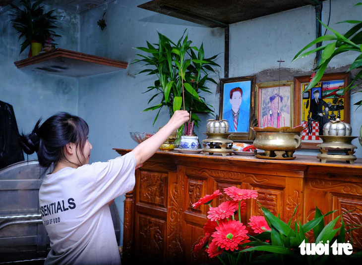 Nữ sinh Krông Pa bốc xếp hàng từ chiều tối đến tinh mơ, không còn cha mẹ, tự tiến vào đại học - Ảnh 2.