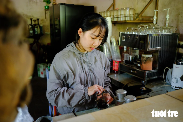 Nữ sinh Krông Pa bốc xếp hàng từ chiều tối đến tinh mơ, không còn cha mẹ, tự tiến vào đại học - Ảnh 5.