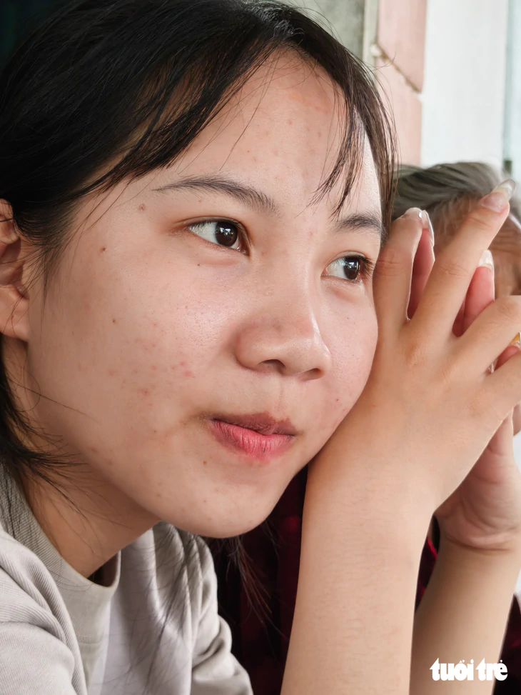 Nữ sinh Krông Pa bốc xếp hàng từ chiều tối đến tinh mơ, không còn cha mẹ, tự tiến vào đại học - Ảnh 8.