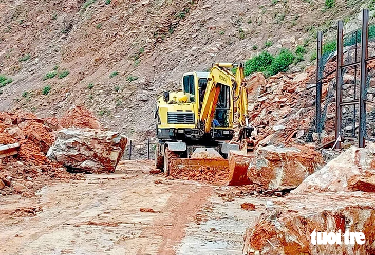N&uacute;i sạt lở như 'th&aacute;c đổ' giữa ng&agrave;y nắng, x&atilde; cảnh b&aacute;o nguy hiểm - Ảnh 4.