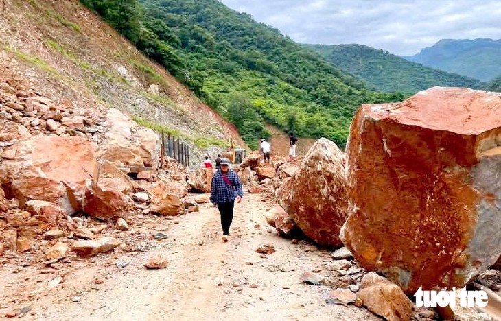 Núi sạt lở như 'thác đổ' giữa ngày nắng, xã cảnh báo nguy hiểm - Ảnh 2.