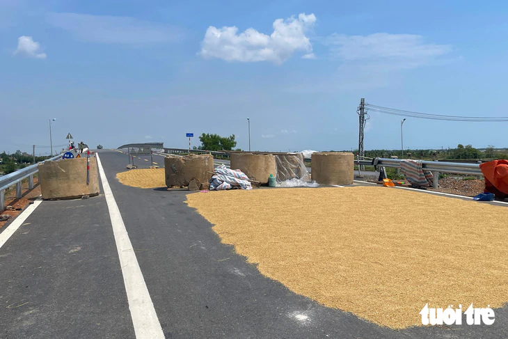 Nhà thầu chặn xe vào công trường đường tránh Đông Hà sau 2 vụ tai nạn 3 người chết - Ảnh 1.