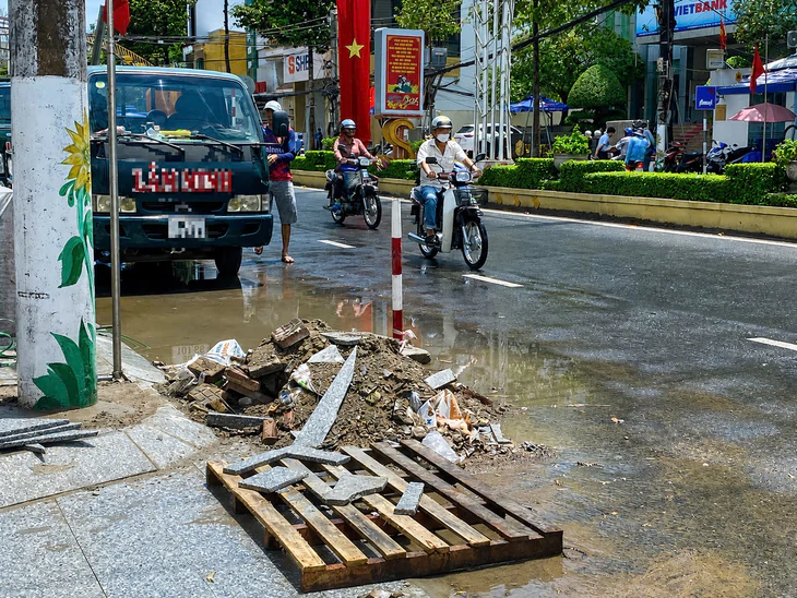 Đơn vị thi công vỉa hè Cần Thơ khắc phục tình trạng cắt đá granite dưới lòng đường - Ảnh 1.