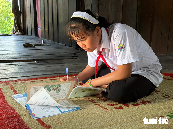 Những đứa trẻ vùng biên Đắk Lắk háo hức đến trường - Ảnh 1.