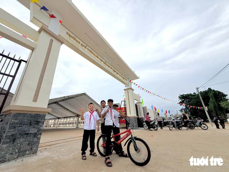 Những đứa trẻ vùng biên Đắk Lắk háo hức đến trường - Ảnh 5.