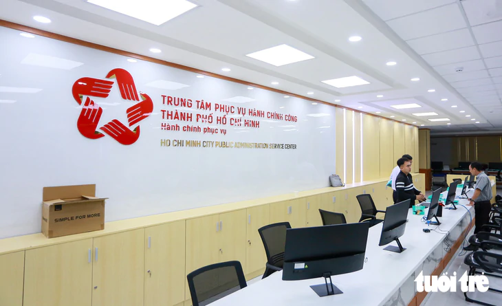 TP.HCM số hóa thủ tục hành chính, vì sao một số hồ sơ vẫn cần giấy tờ? - Ảnh 1.