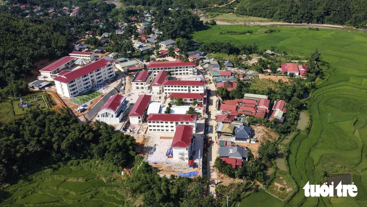 Trường nội trú hơn 123 tỉ đồng đã sạch đẹp, học sinh vùng biên xứ Thanh háo hức chờ khai giảng - Ảnh 1.