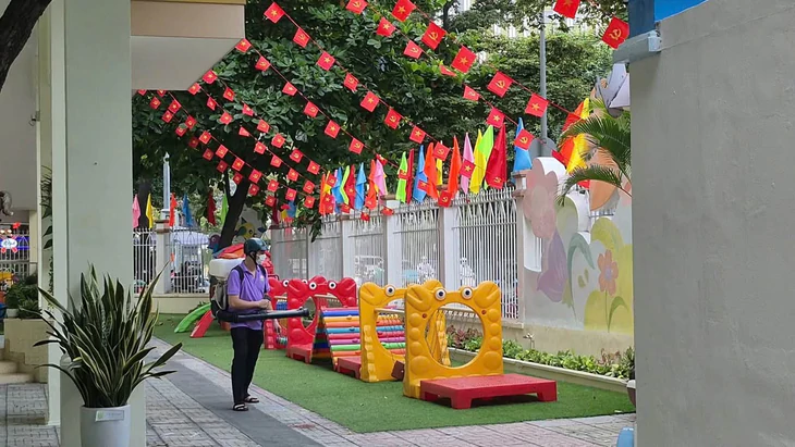 Trường học TP.HCM tất bật "thay áo mới" trước ngày khai giảng - Ảnh 4.