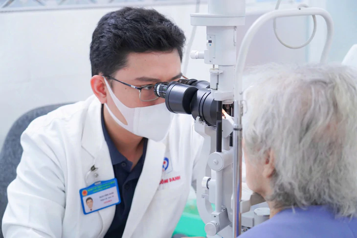 Đi khám sức khỏe toàn dân, bà cụ 70 tuổi phát hiện đục thủy tinh thể lấp lánh như cây thông Noel - Ảnh 1.