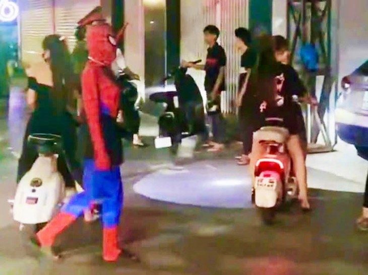 'Đi bão' ăn mừng, sao cứ phải làm quá mới chịu? - Ảnh 1.