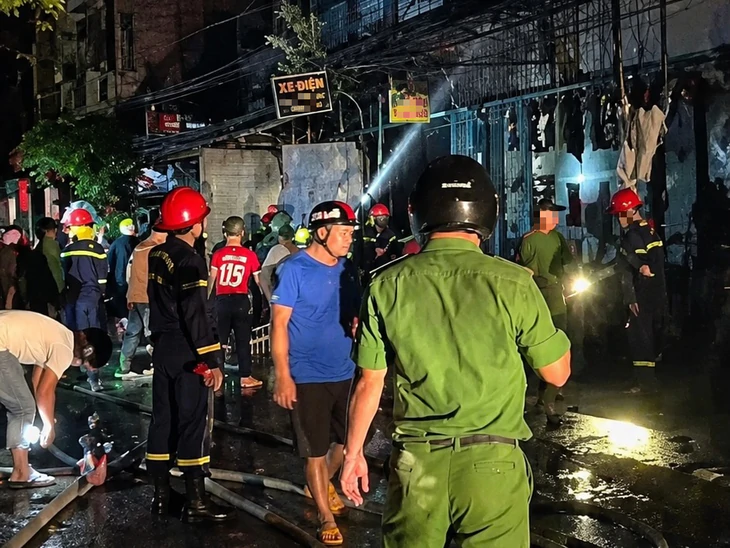 Cháy cửa hàng bán xe điện, người trong nhà nhà leo sang nhà hàng xóm thoát thân - Ảnh 2.