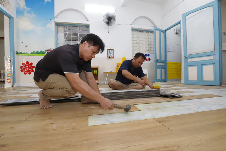 Trường học TP.HCM tất bật "thay áo mới" trước ngày khai giảng - Ảnh 8.