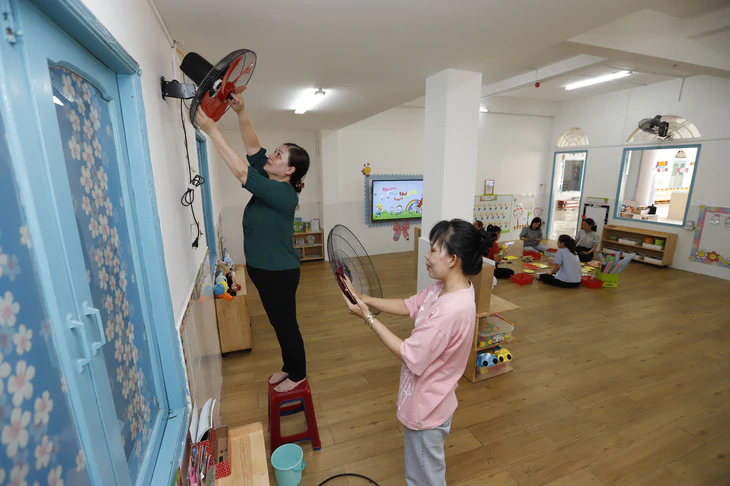Trường học TP.HCM tất bật "thay áo mới" trước ngày khai giảng - Ảnh 7.