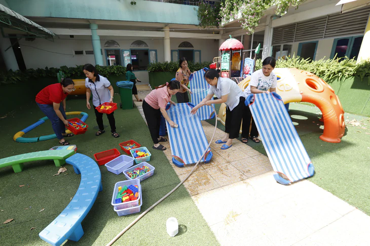 Trường học TP.HCM tất bật "thay áo mới" trước ngày khai giảng - Ảnh 5.