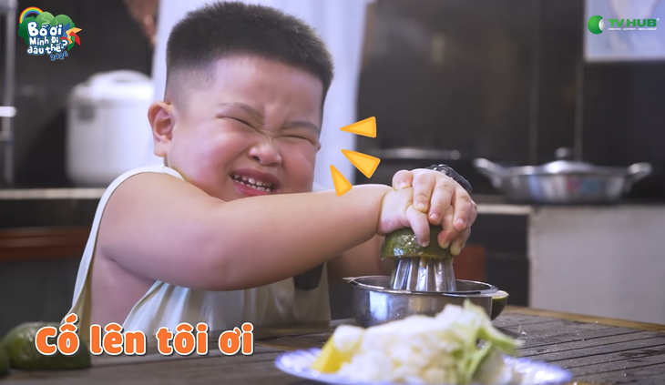 Con trai của Lê Dương Bảo Lâm trong Bố ơi, mình đi đâu thế? được khen 'sao dễ thương quá trời' - Ảnh 1.