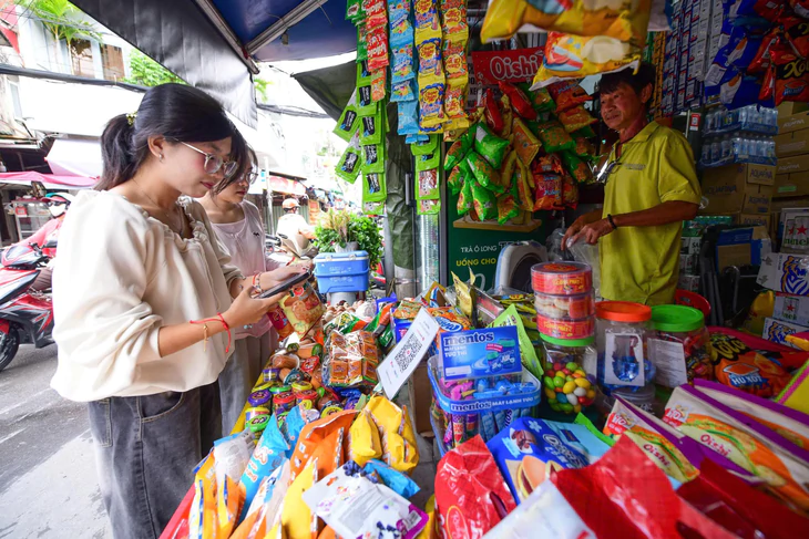 Bán gói snack vài ngàn đồng phải xuất hóa đơn: đừng quá máy móc - Ảnh 1.