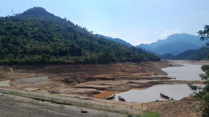 Thiền viện Trúc lâm Bạch Mã bao quanh giữa mênh mông sông nước bỗng hóa 'đảo cạn' - Ảnh 3.