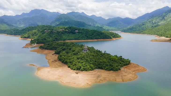 Thiền viện Trúc lâm Bạch Mã bao quanh giữa mênh mông sông nước bỗng hóa 'đảo cạn' - Ảnh 4.