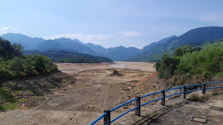 Thiền viện Trúc lâm Bạch Mã bao quanh giữa mênh mông sông nước bỗng hóa 'đảo cạn' - Ảnh 2.