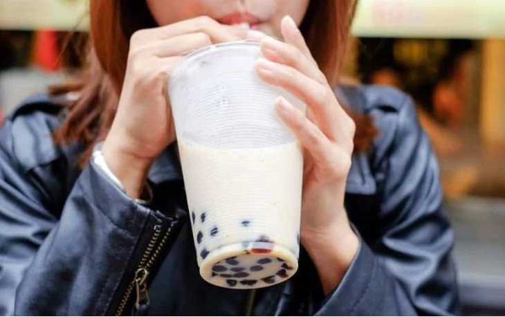 Vì sao dân văn phòng cứ xế là 'cái mỏ giựt giựt' muốn uống... trà sữa? - Ảnh 1.