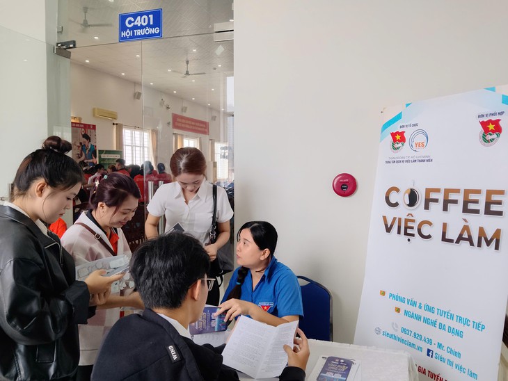 Chịu khó làm việc thợ đụng, chạy xe ôm… có đổ mồ hôi sẽ có cơm ăn - Ảnh 1.
