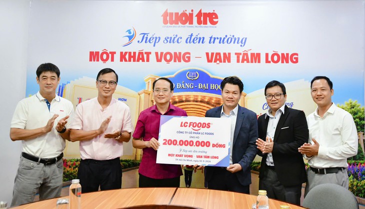 LC Foods trao 200 triệu đồng tiếp sức đến trường tân sinh viên nghèo - Ảnh 2.