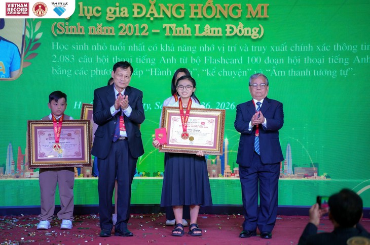 Nữ sinh lớp 9 ghi nhớ và truy xuất chính xác 2.083 câu hội thoại tiếng Anh - Ảnh 1.