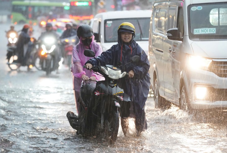 Mới 16h, toàn trung tâm TP.HCM mưa xối xả, ngập khắp nơi - Ảnh 4.
