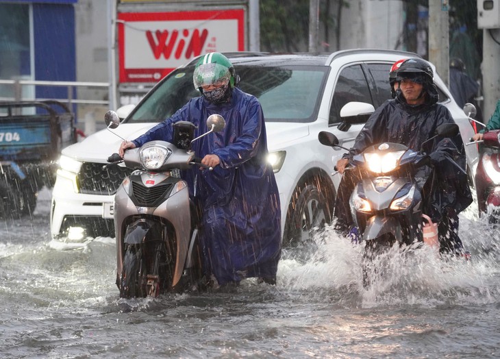 Mới 16h, toàn trung tâm TP.HCM mưa xối xả, ngập khắp nơi - Ảnh 3.