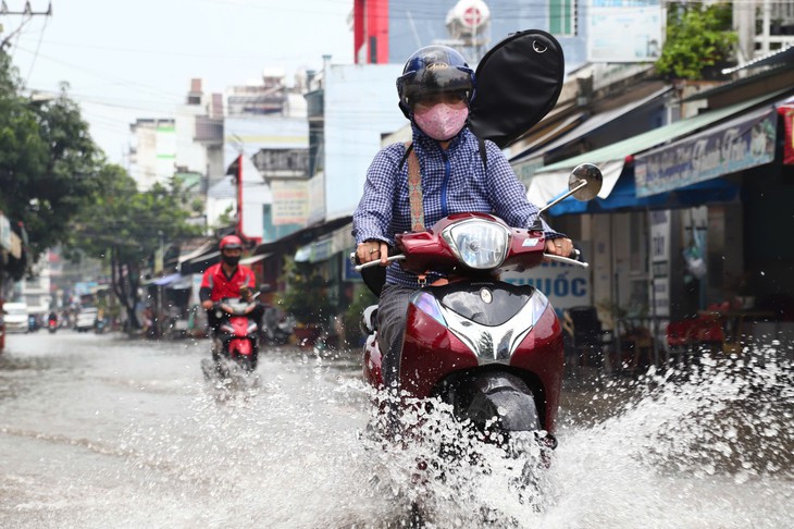 Đường Huỳnh Văn Long, phường Bình Tân ngập sau khoảng một giờ mưa - Ảnh 4.