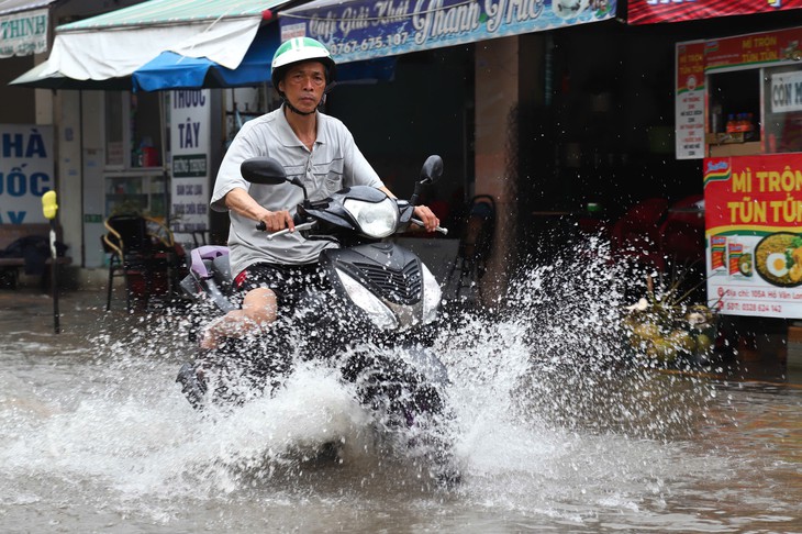 Đường Huỳnh Văn Long, phường Bình Tân ngập sau khoảng một giờ mưa - Ảnh 3.