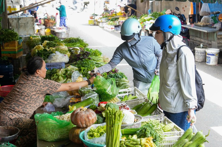 Giá cả đầu ngày: Khoai mì, cam sành đồng loạt tăng giá, người trồng phấn khởi; giá rau xanh vẫn neo cao - Ảnh 3.