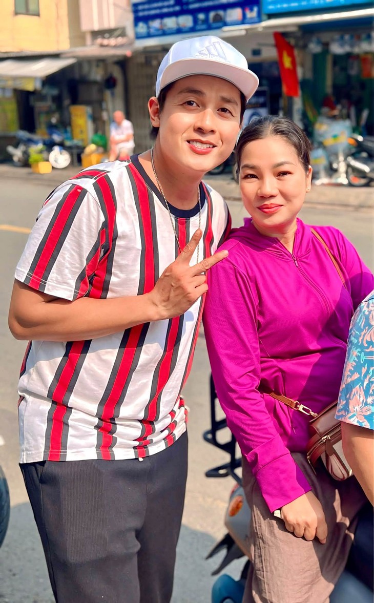 Hòa Hiệp ra vỉa hè bán cà phê 20.000 đồng: Bỏ mặc lời chê 'hết thời' để nuôi lửa nghề  - Ảnh 2.