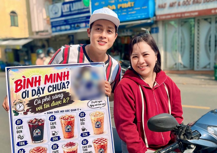 Hòa Hiệp ra vỉa hè bán cà phê 20.000 đồng: Bỏ mặc lời chê 'hết thời' để nuôi lửa nghề  - Ảnh 1.