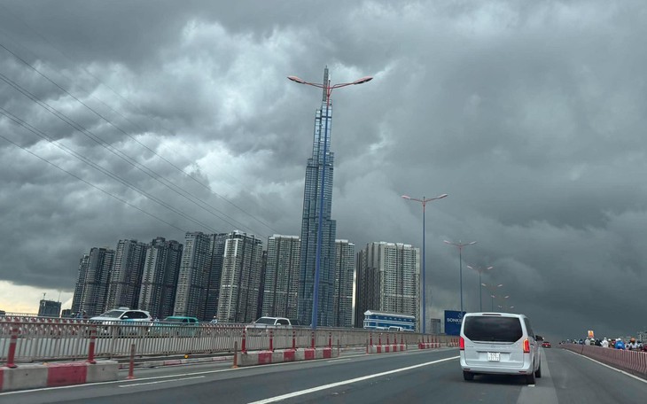Toàn trung tâm TP.HCM mưa lớn, ngập khắp nơi - Ảnh 9.