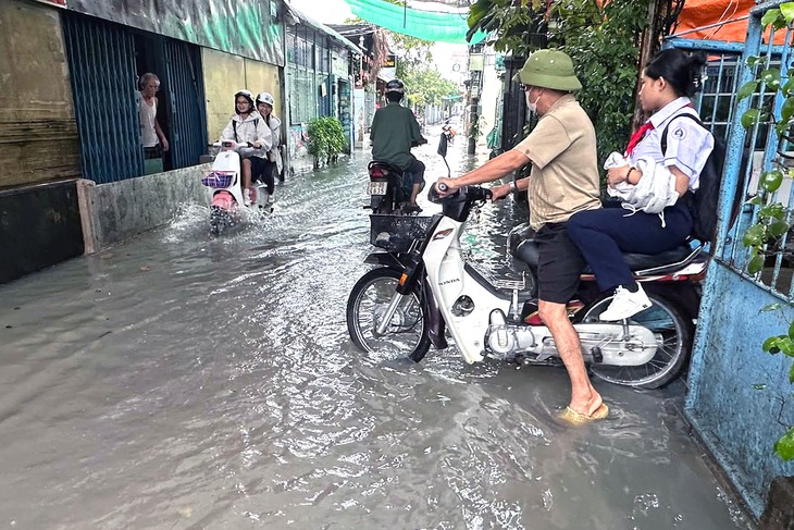 Mưa lớn, triều dâng, dân Đồng Nai sáng sớm bì bõm lội nước đi làm - Ảnh 9.