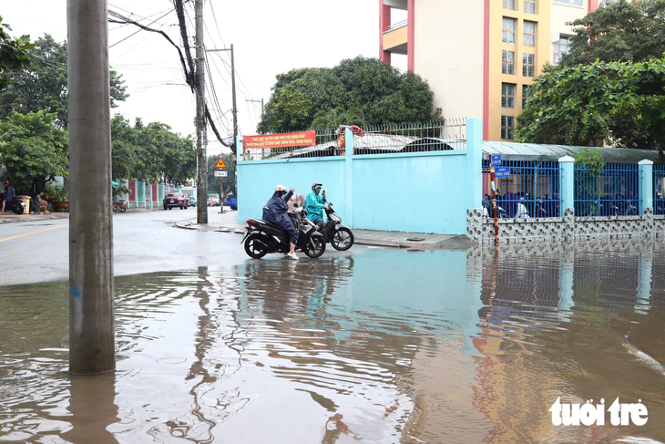 Đường Huỳnh Văn Long, phường Bình Tân ngập sau khoảng một giờ mưa - Ảnh 7.