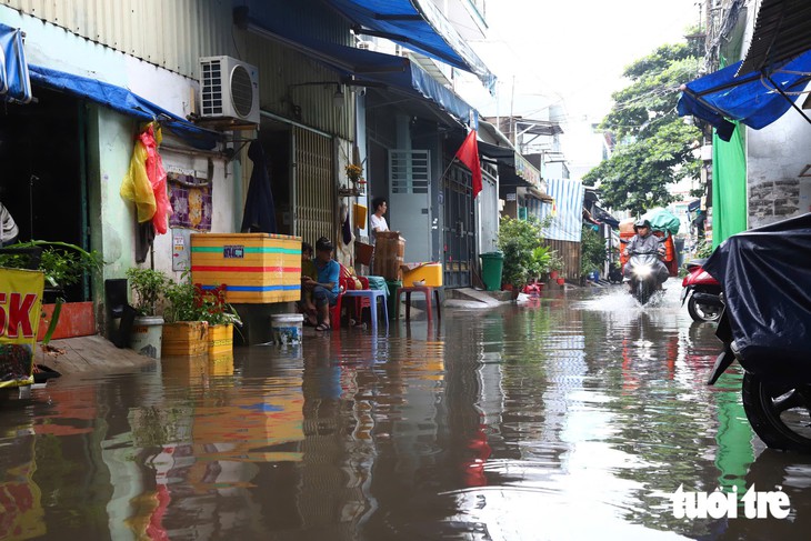 Đường Huỳnh Văn Long, phường Bình Tân ngập sau khoảng một giờ mưa - Ảnh 8.