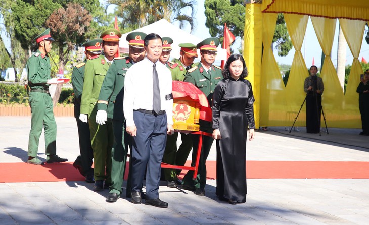 Quảng Trị truy điệu, an táng 30 hài cốt liệt sĩ, có cả hài cốt từ mộ tập thể - Ảnh 1.