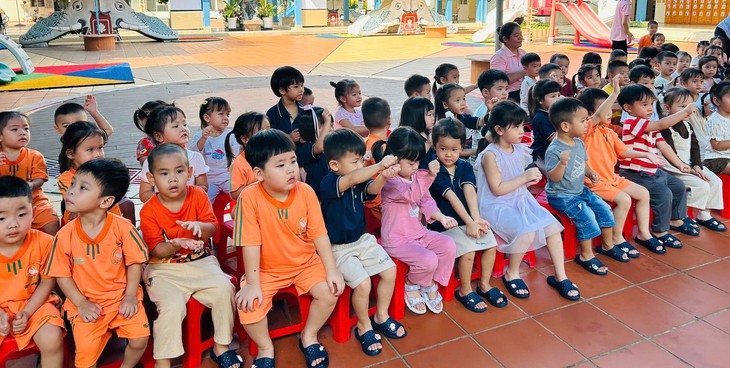 Thí điểm đưa tiếng Anh tích hợp vào trường mầm non TP.HCM: Tuyệt đối không áp đặt, gây quá tải cho trẻ - Ảnh 1.