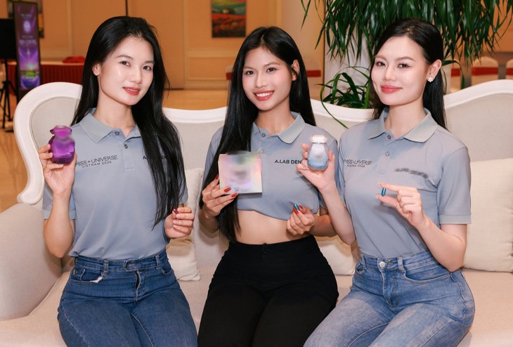 Người đẹp Miss Universe Vietnam 2026 mặc áo xám, khán giả liên tưởng công nhân tan ca - Ảnh 1.