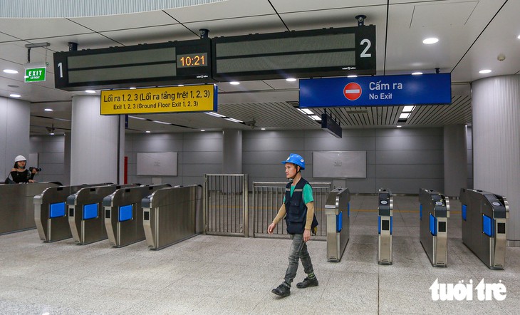 Khách đi ga ngầm Bến Thành metro số 1 góp ý ghi thêm đường, địa điểm ở lối ra - Ảnh 1.