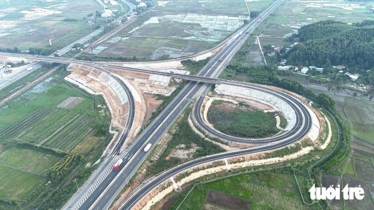 Thông xe nút giao cuối cùng trên cao tốc Đà Nẵng - Quảng Ngãi - Ảnh 1.