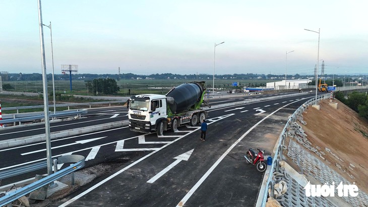 Thông xe nút giao cuối cùng trên cao tốc Đà Nẵng - Quảng Ngãi - Ảnh 2.