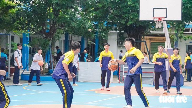 Học sinh đua 'bá khí': Cấm hay 'lấy trend trị trend'? - Ảnh 6.
