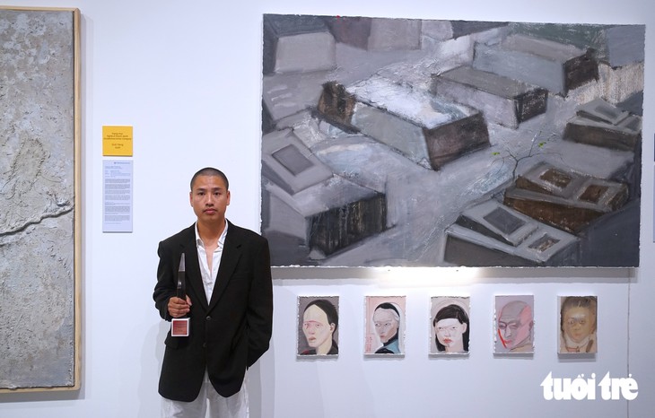 ‘Sự sống, sự chết và đèn neon’ đoạt giải UOB Painting of the Year 2026 - Ảnh 1.