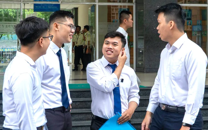 Giáo sư cảnh báo góc khuất nghề y được chia sẻ trở lại, nghề 'không phải để mưu sinh mà là cứu sinh' - Ảnh 2.