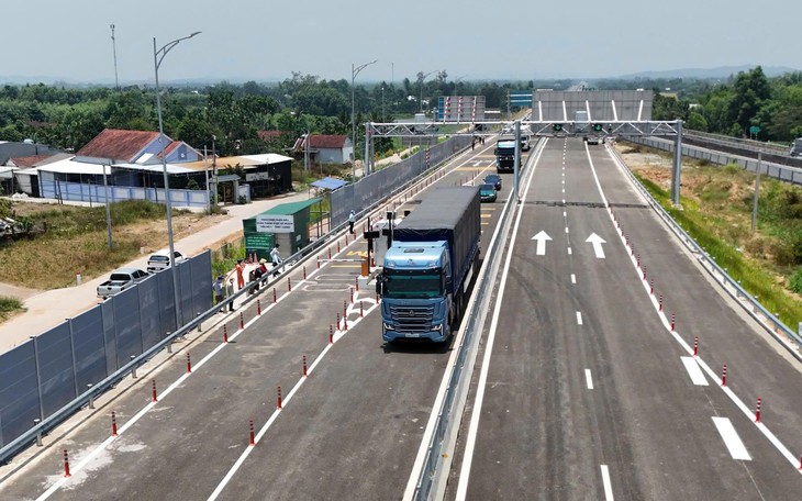 Theo chuyến xe nối Đông - Tây qua cao tốc Bến Lức - Long Thành - Ảnh 4.